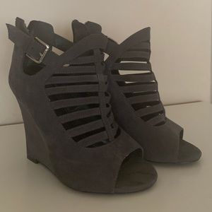 Torrid- size 8W- Grey Wedges